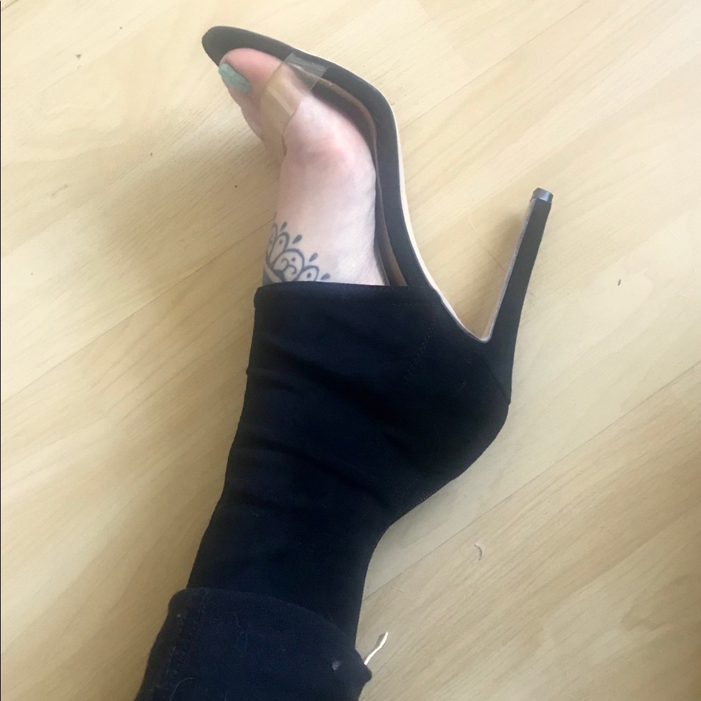Women’s NEW Simmi Shoes Black Faux Suede Sock/Open Toe Heels, SZ: 8